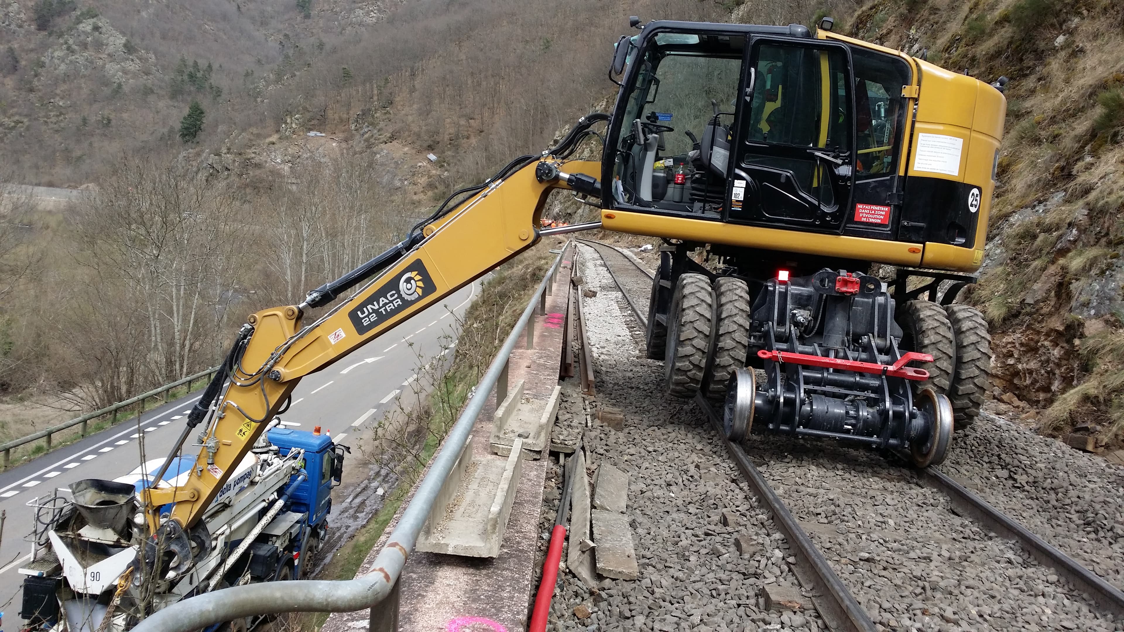 Pelle RR Unac 22TRR - Engin de maintenance ferroviaire Gavend TP