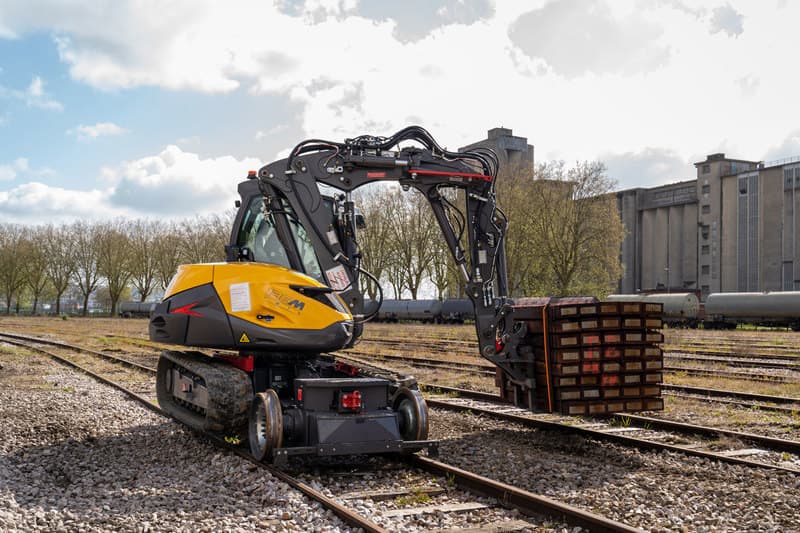 Mecalac 136 MRail en situation de travail ferroviaire