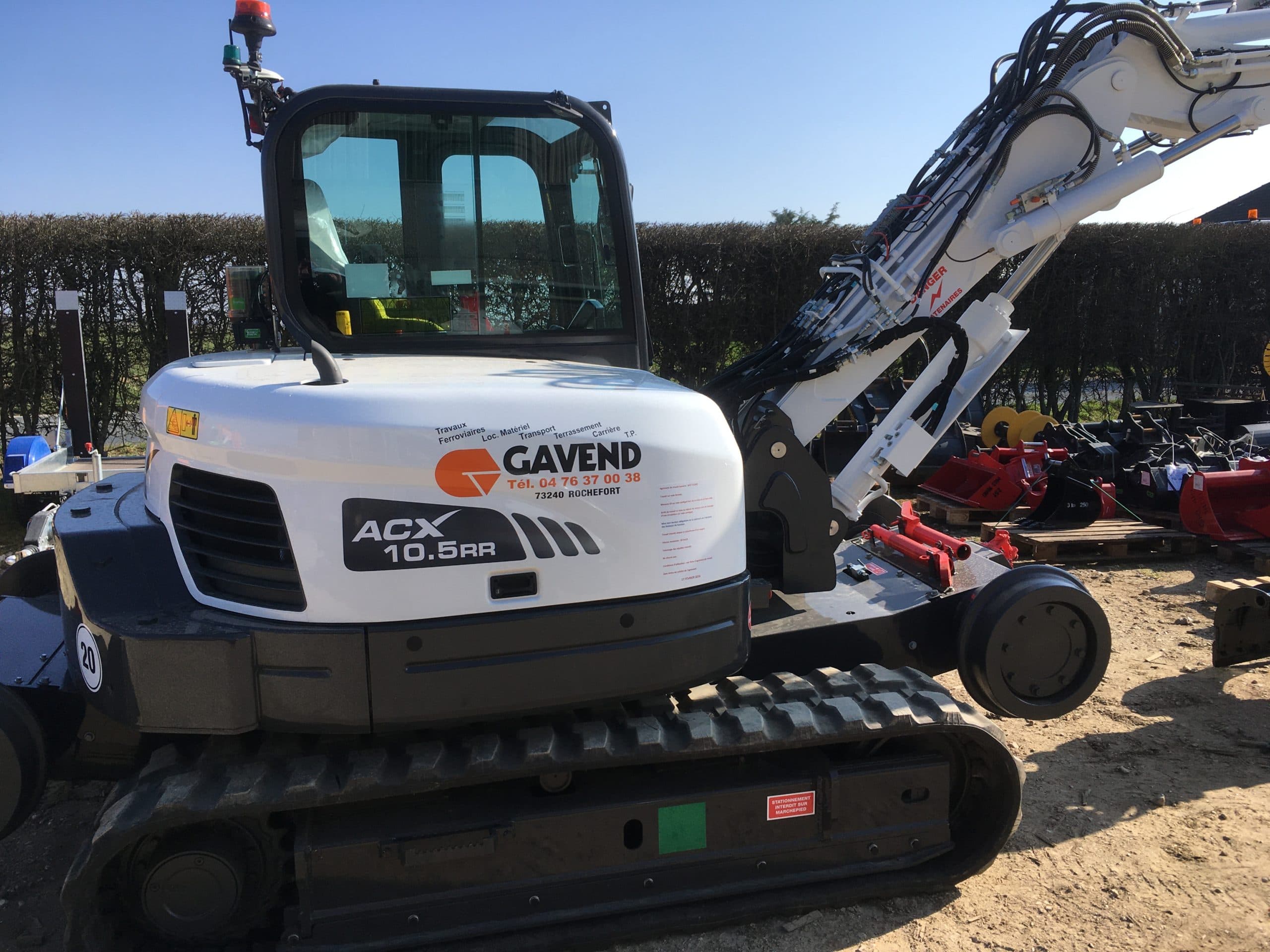 Engin de maintenance ferroviaire Gavend TP en action sur voies SNCF